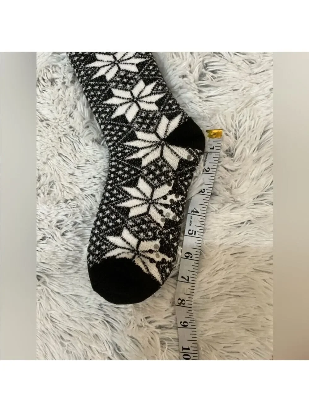Cuddl Duds snowflake theme slipper socks with grips 9-11 black white